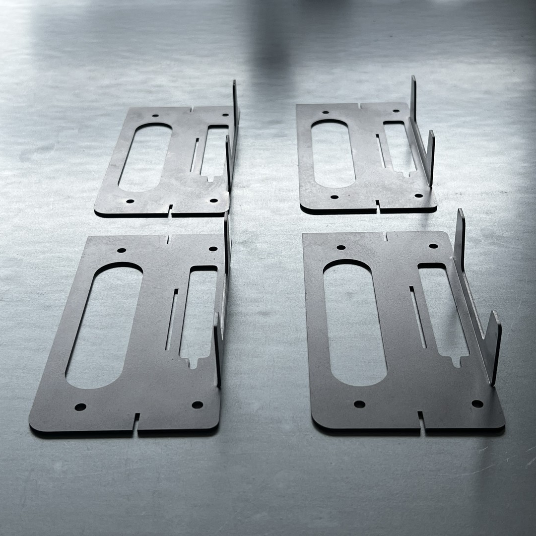 Peças de metal personalizadas de fábrica cortadas a laser com lado único